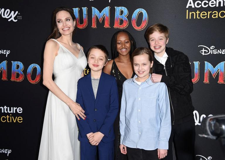 Angelina Joliie estreia de Dumbo com os filhos