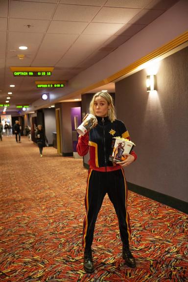 Brie Larson surpreende fãs no cinema