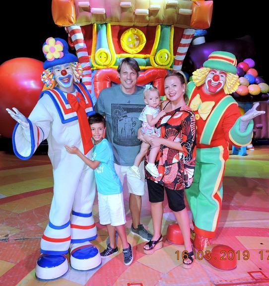 Eliana vai com a família ao circo