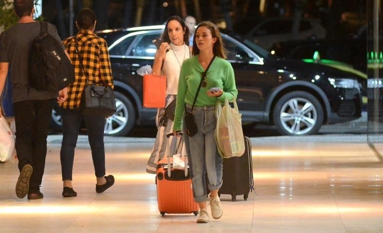 Maria Maya e Laryssa Ayres no aeroporto