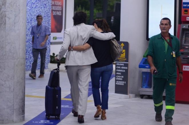 Fátima Bernardes busca Túlio Gadelha no aeroporto do Rio de Janeiro