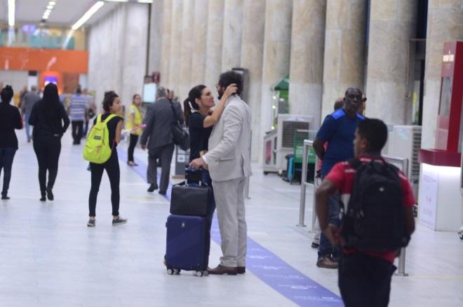 Fátima Bernardes busca Túlio Gadelha no aeroporto do Rio de Janeiro