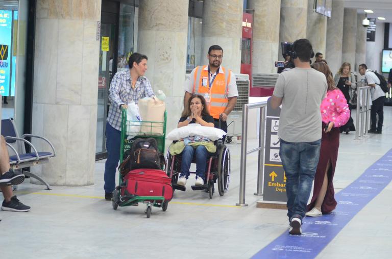 Após receber alta, Claudia Rodrigues é flagrada no aeroporto
