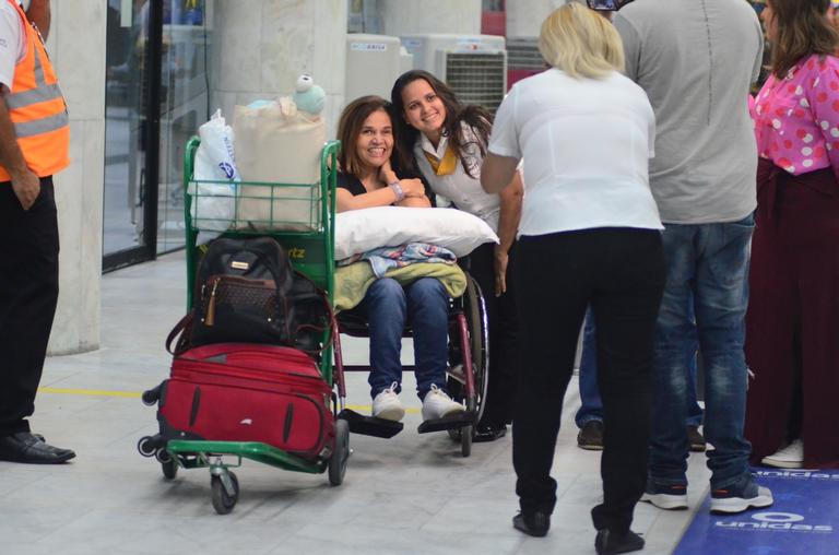 Após receber alta, Claudia Rodrigues é flagrada no aeroporto
