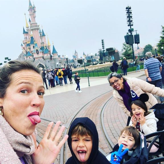 Luana Piovani com os filhos na Disney