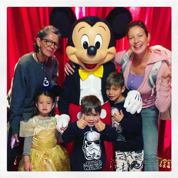 Luana Piovani com os filhos na Disney