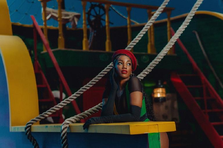 Se joga nessa 'Brisa'! IZA lança videoclipe de novo single todo trabalhado na vibe tropical