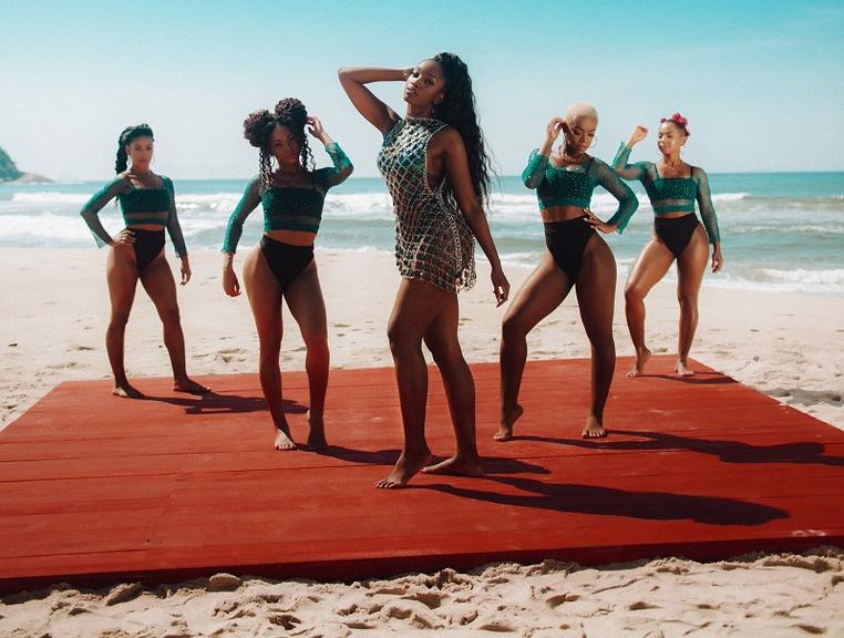 Se joga nessa 'Brisa'! IZA lança videoclipe de novo single todo trabalhado na vibe tropical