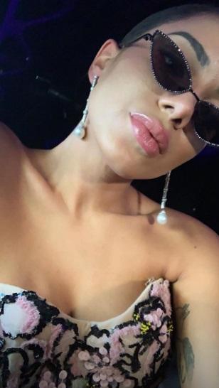 Anitta aposta em look diferentão e arrasa no tapete vermelho do Latin Billboard Music Awards 