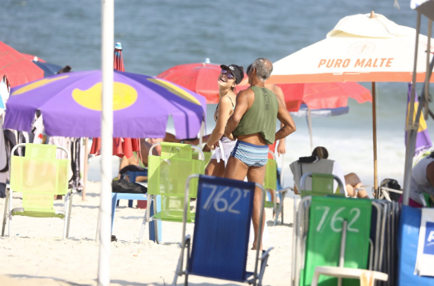 Romário curte praia com namorada