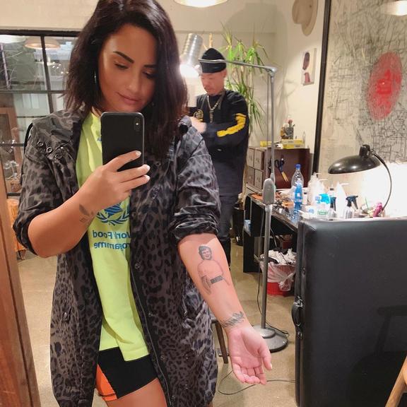 Demi Lovato tatua imagem da avó no braço e fãs se surpreendem com a semelhança