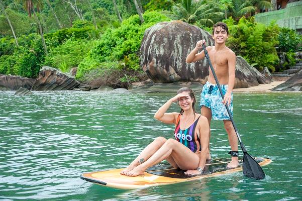 Amante da natureza e de esportes, o ator pratica stand up paddle nas águas cristalinas e calmas de Ilhabela, SP.