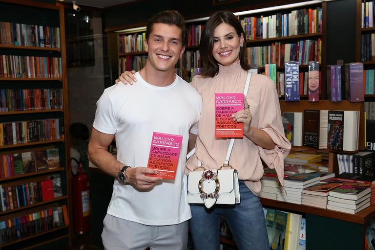 Camila Queiroz e Klebber Toledo na noite de autógrafos do novo livro de Walcyr Carrasco