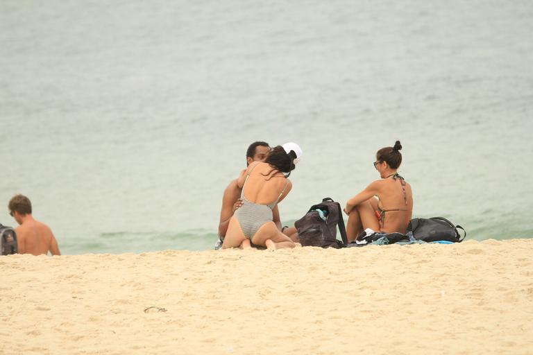 Claudia Ohana é flagrada com Rocco Pitanga na praia