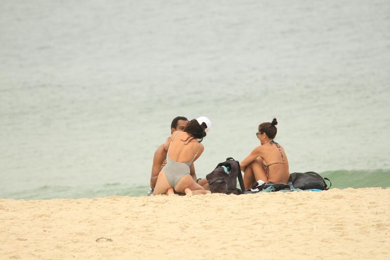 Claudia Ohana é flagrada com Rocco Pitanga na praia