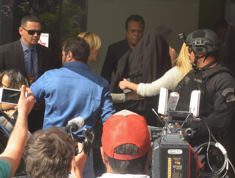 Najila chega a delegacia para prestar depoimento contra Neymar Jr.