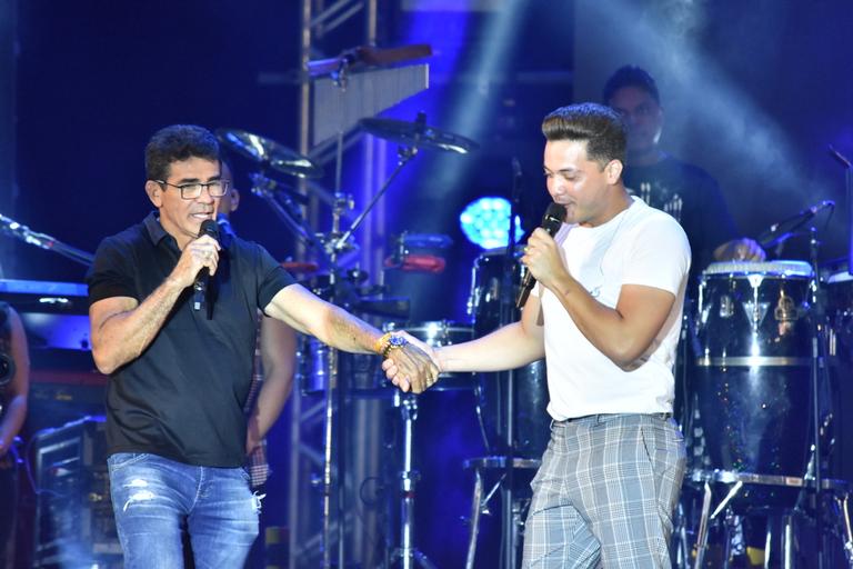 Wesley Safadão recebe pai de Gabriel Diniz em homenagem ao músico