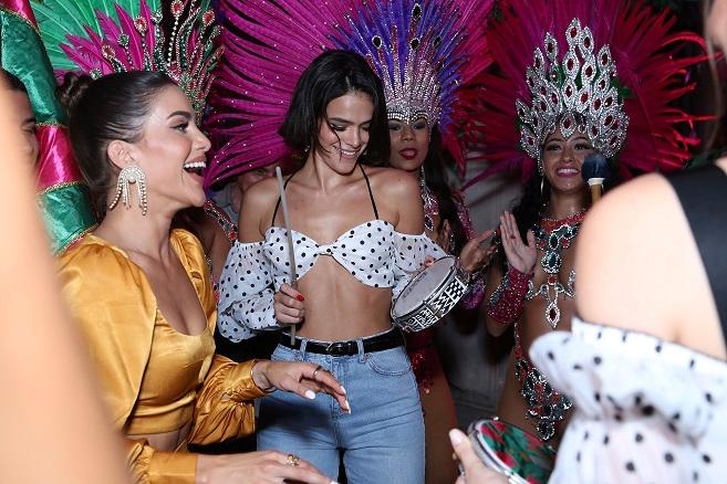 Bruna Marquezine prestigia festa no Rio de Janeiro