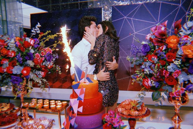 Camila Queiroz e Kebbler Toledo comemoram aniversário juntos com festão