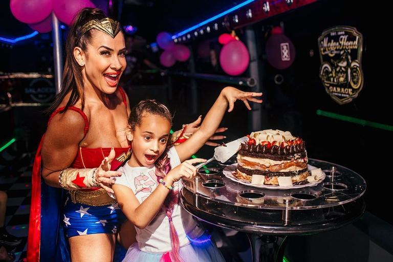 Scheila Carvalho faz festão de aniversário para a filha