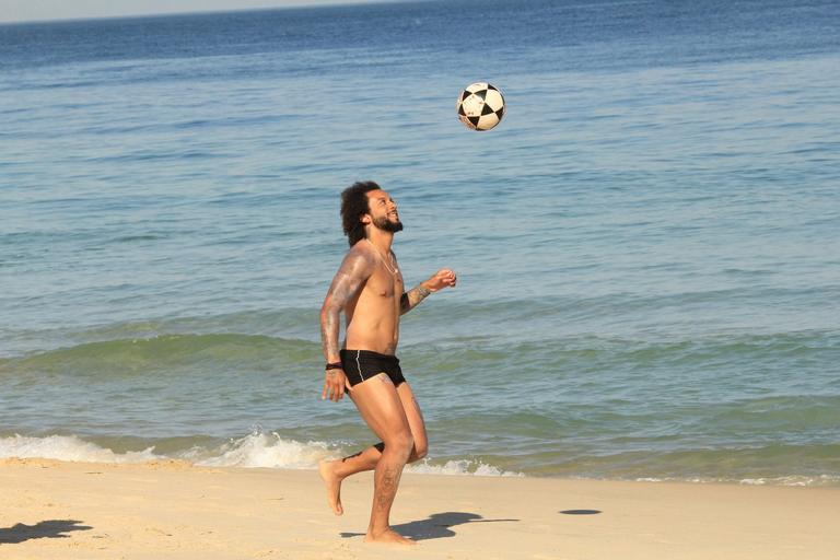 Marcelo Vieira Jr. exibe corpão em dia de praia no Rio