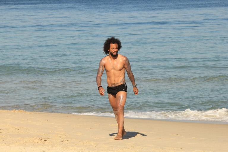 Marcelo Vieira Jr. exibe corpão em dia de praia no Rio