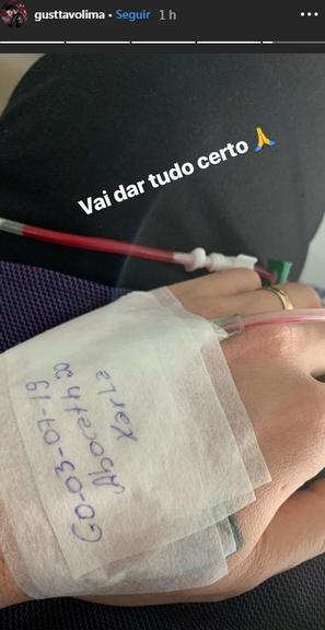 Gusttavo Lima posta foto no hospital e preocupa fãs