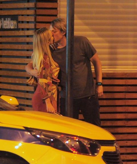 Eliana é flagrada aos beijos com o noivo, Adriano Ricco