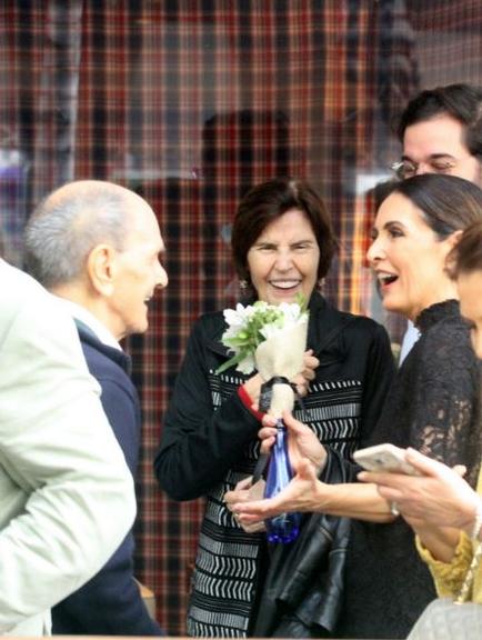 Fátima Bernardes reúne familiares para apresentação de tango