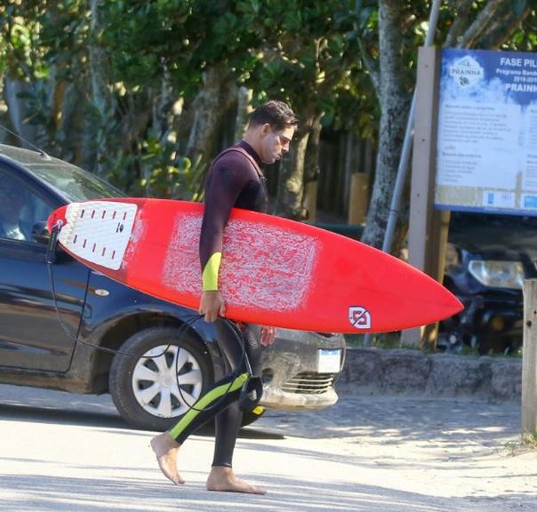 Na praia, Cauã Reymond exibe corpão em dia de surfe