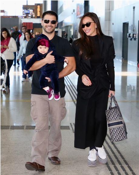 Com 7 meses, Zoe faz sua primeira viagem internacional e look fofíssimo rouba a cena no aeroporto