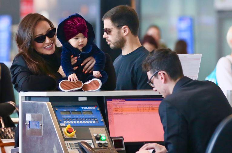 Com 7 meses, Zoe faz sua primeira viagem internacional e look fofíssimo rouba a cena no aeroporto