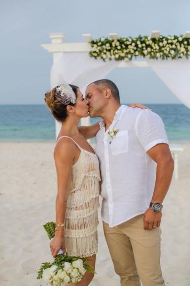 Bella Falconi e Maguila renovam os votos de casamento no Caribe