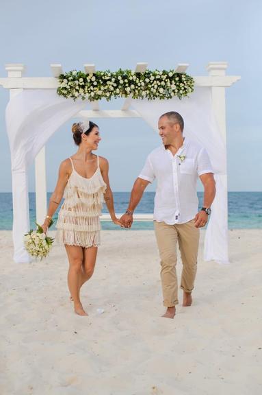 Bella Falconi e Maguila renovam os votos de casamento no Caribe