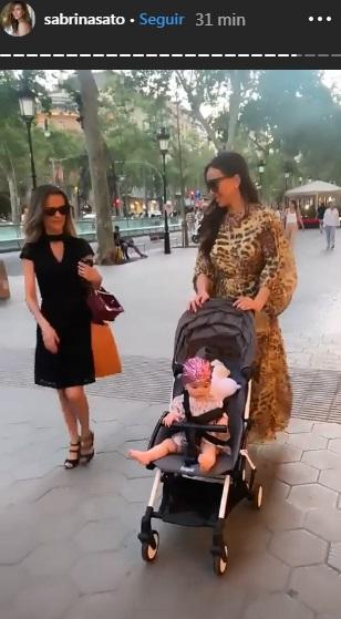 Em Barcelona, Zoe rouba a cena com looks fofíssimos