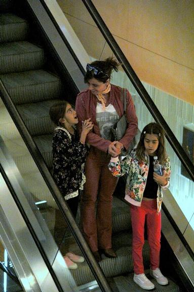 Giovanna Antonelli faz rara aparição com as filhas gêmeas em shopping no Rio