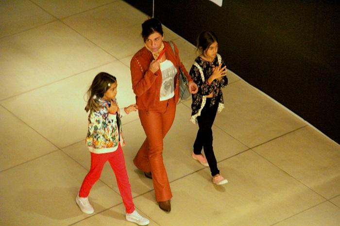 Giovanna Antonelli faz rara aparição com as filhas gêmeas em shopping no Rio