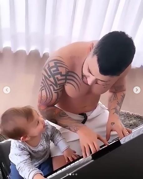 Gusttavo Lima toca piano com o filho Samuel, de 11 meses