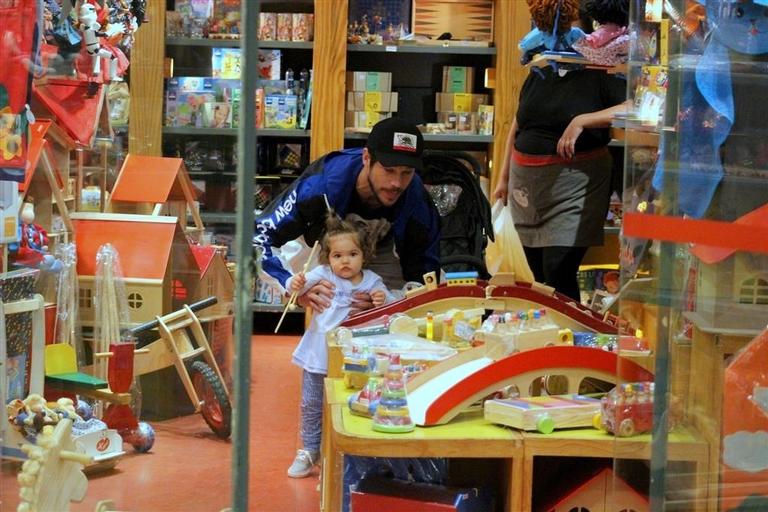 José Loreto com a filha no shopping