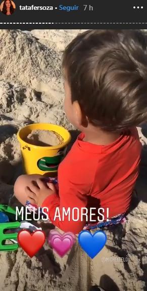 Na praia, Michel Teló se diverte brincando com os filhos 