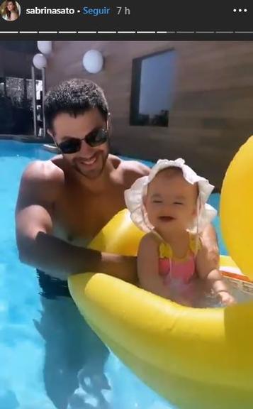 Em Barcelona, Duda Nagle brinca na piscina com Zoe