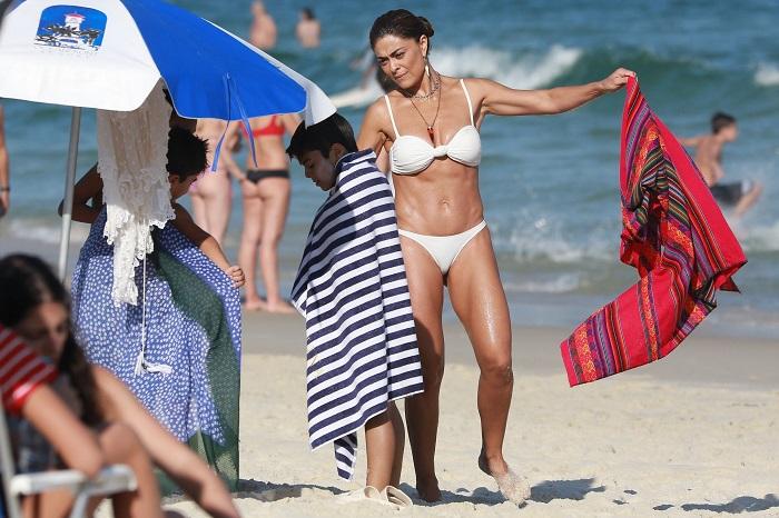 Juliana Paes consegue brecha no trabalho e curte praia com a família no Rio