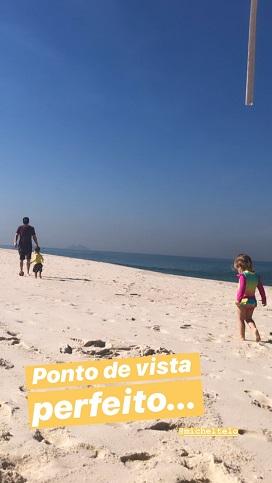 Thais Fersoza na praia com a família