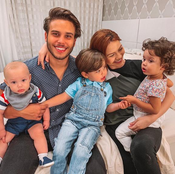 Jonathan Couto e família Poncio posam com Maria Madalena, filha de Letícia Almeida, e param a web!
