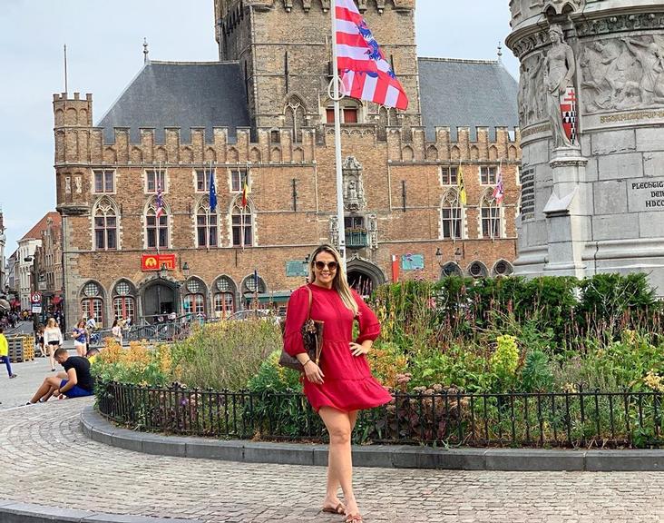 Carla Perez curte férias luxuosas com a família na Bélgica