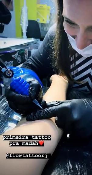 Leticia Almeida faz novas tatuagens