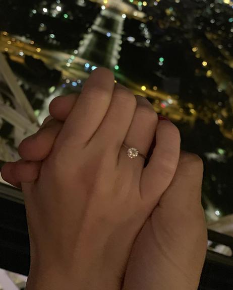 Bárbara Evans é pedida em casamento na Torre Eiffel