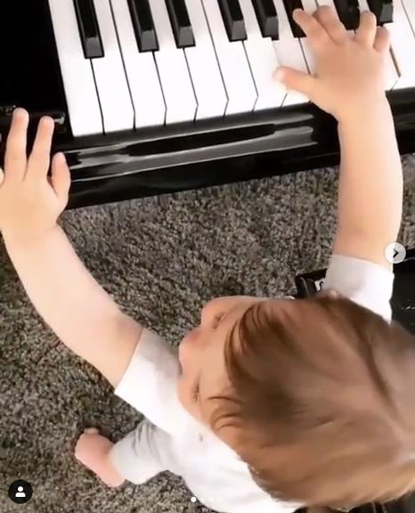 Filho de 1 ano de Gusttavo Lima tenta tocar instrumentos