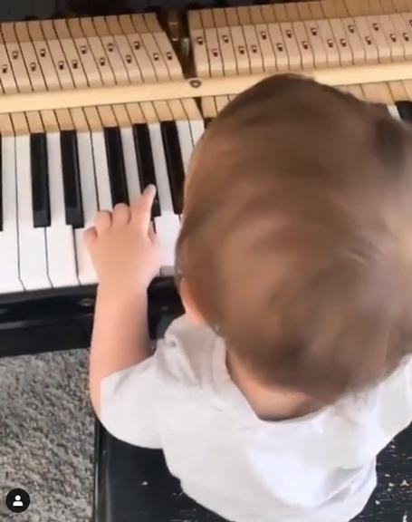 Filho de 1 ano de Gusttavo Lima tenta tocar instrumentos