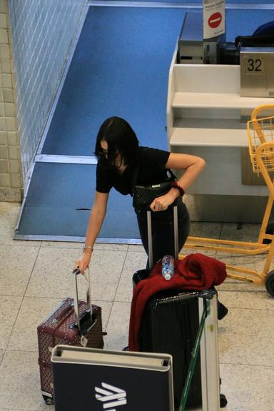 Bruna Marquezine no aeroporto